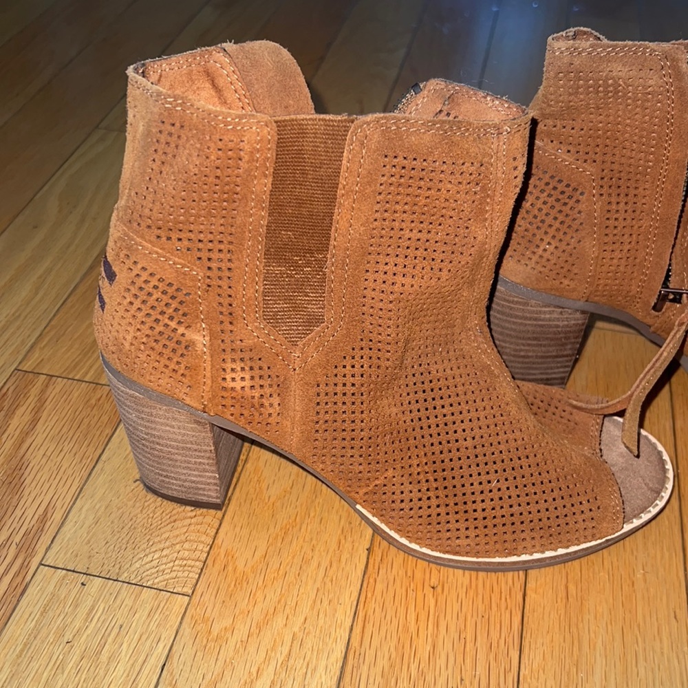Tom’s open-toed booties